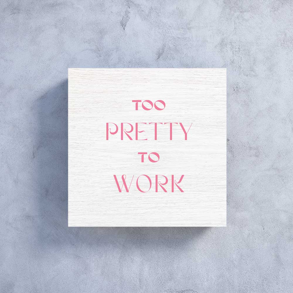 weißes Holzbildchen 11 x 11 cm mit Text "too pretty to work". Textfarbe: pink