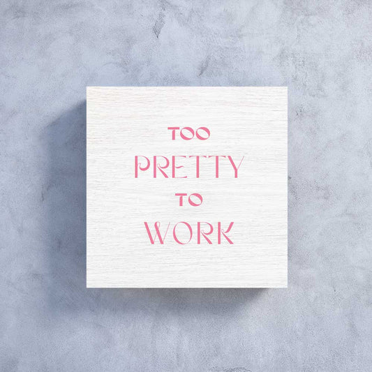 weißes Holzbildchen 11 x 11 cm mit Text "too pretty to work". Textfarbe: pink
