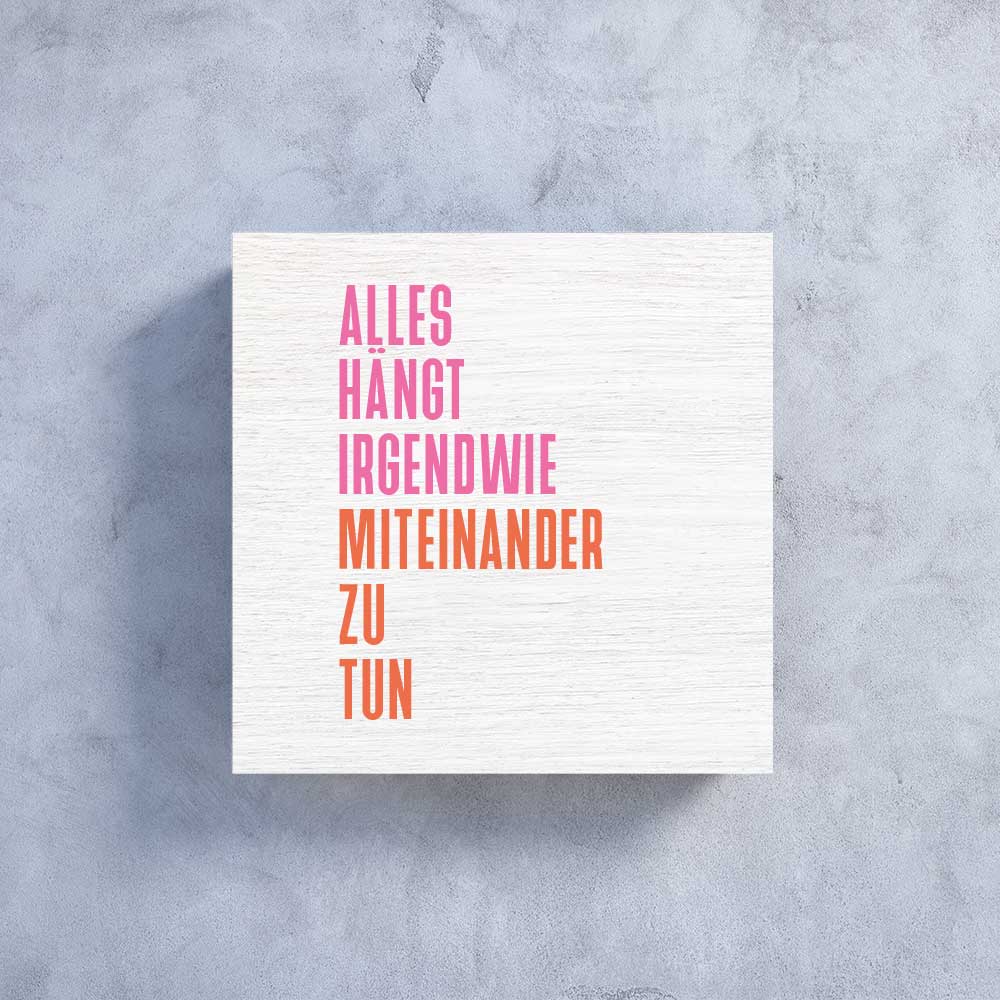 weißes Holzbildchen 11 x 11 cm mit Text "Alles hängt irgendwie miteinander zu tun" Textfarbe: pink und orange