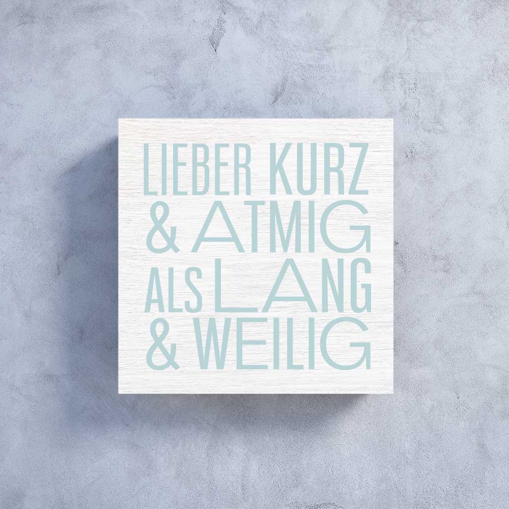 weißes Holzbildchen 11 x 11 cm mit mintfarbenem Text "Lieber kurz und atmig"