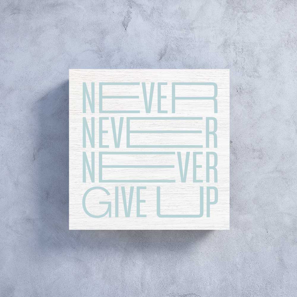 Holzbildchen 11 x 11 cm mit Text "Never, Never, never give up"