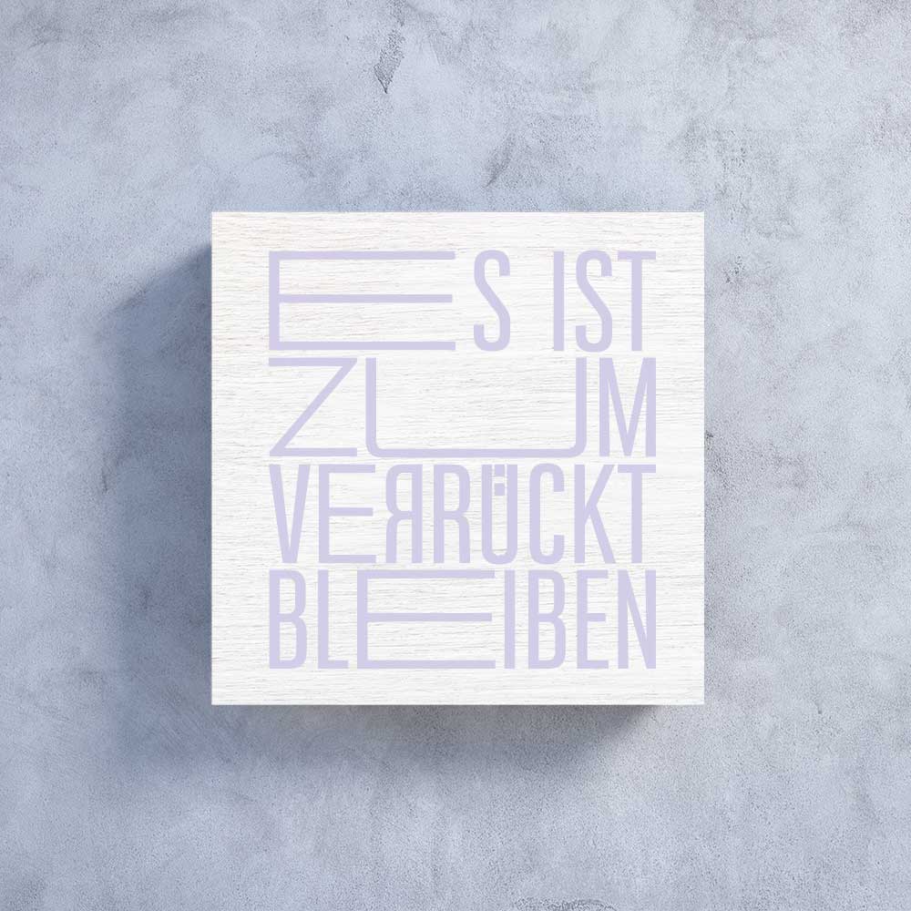 Holzbildchen 11 x 11 cm mit fliederfarbenen Text "Es ist zum verrückt bleiben"