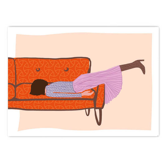 Postkarte mit Illustration ohne Text. Frau kippt über die seitliche Sofakante aufs Sofa.