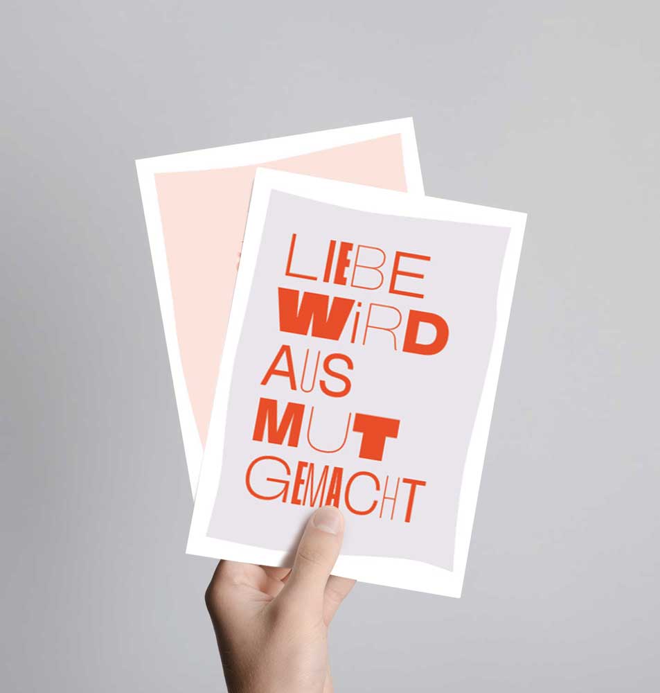 Postkarte mit Neondruck Liebe wird aus Mut gemacht